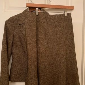 Beautiful 2 piece women’s suit.
